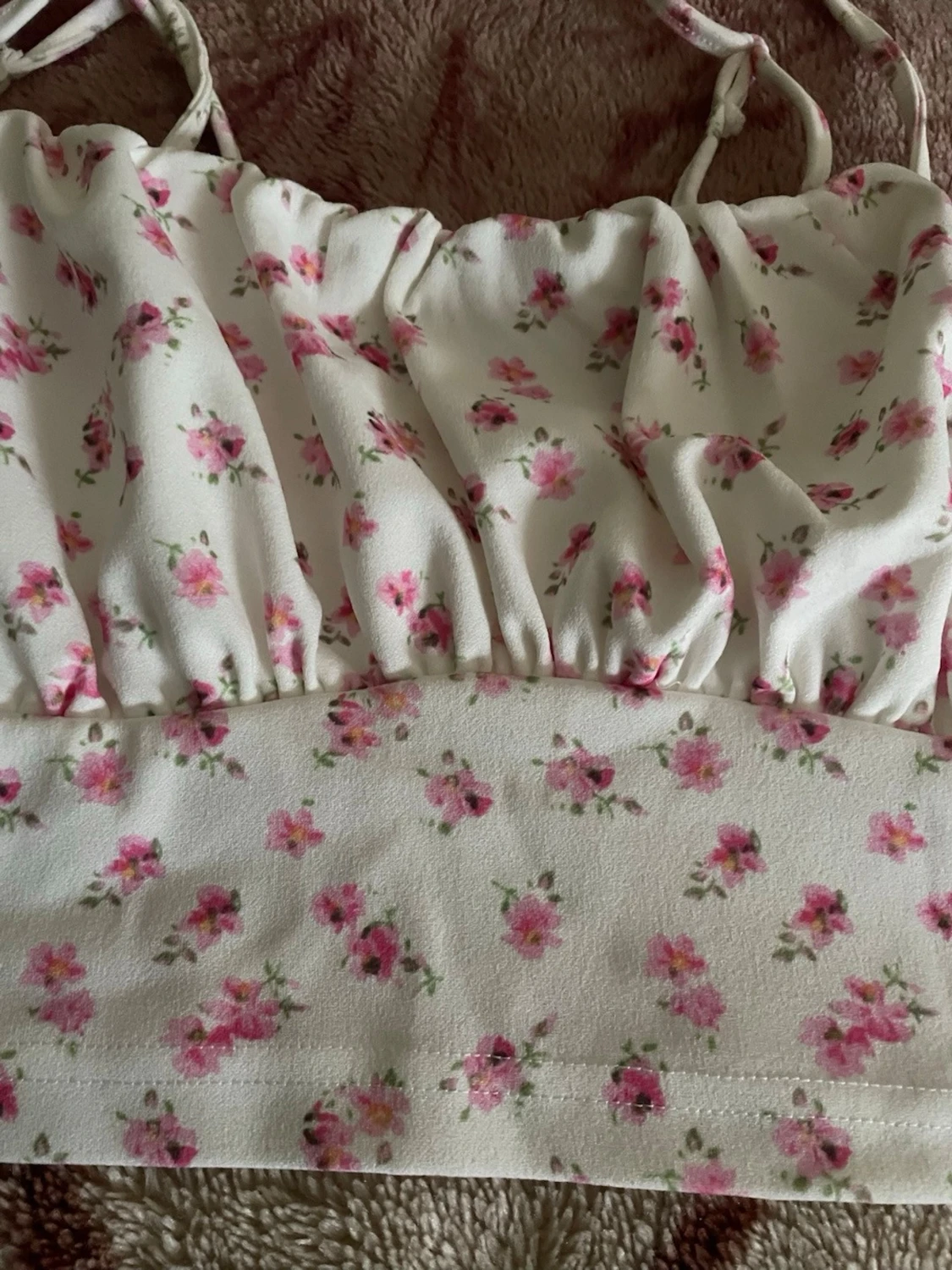 Blommig vit linnetopp med smala band