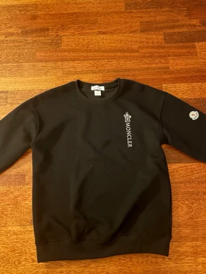 Svart sweatshirt från Moncler - Snygg svart sweatshirt från Moncler. Storleken är M, men den är lite liten i storleken. Aldrig använd då den är för stor för mig.