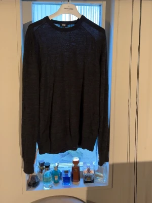 Merinoull tröja - Fin tröja ifrån Uniqlo i 100% merinoull liten skada på armen men inget som riktigt syns 