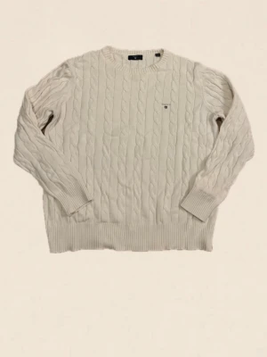 Stickad tröja från GANT - Vit stickad tröja från GANT.                                              I mycket bra skick, använd endast en gång!!