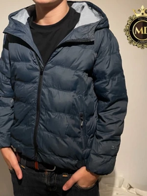 Mörkblå pufferjacka från Zara - Zara jacka | färg blå/ turkos | storlek 9-12 | Skirv vid frågor eller mer bilder!⚜️