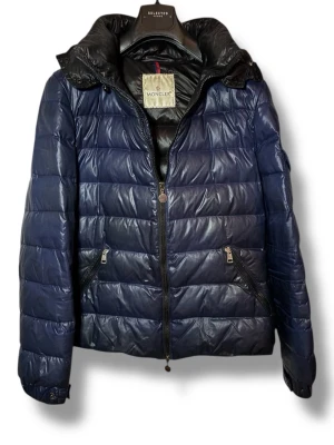 Mörkblå dunjacka från Moncler - Säljer en schysst moncler dam dunjacka. Kvaliteten på jackan är perfa, däremot syns blekningsmärken och andra slitage (vissa går att fixas lätt hemma). Finns även slitage vid luvan, fråga om bild (får inte plats mer bilder på annonsen)  Storlek: Dam S  Leverans sker snabbt, vill du ha svar på någon fråga är det bara att skriva