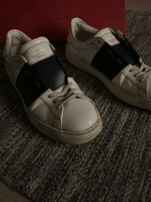 Valentino Open mörkblå - Säljer nu dessa Asfeta Valentino Opens för endast 1499 ‼️ Kom privat vid frågor eller funderingar. Storlek 44. ‼️Först till kvarn ‼️såklsrt äkta 