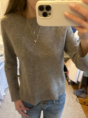 Kashmir tröja - Grå 100% kashmir tröja från samsoe samsoe. Har sytt själv ganska dåligt i armhålorna, går definitivt att lösa finare. Syns enbart om man lyfter armarna