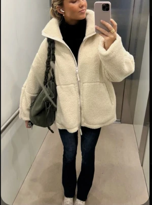 teddyjacka H&M - (Pris går att diskutera) Säljer en crémefärgad teddyjacka med hög krage från HM. Jackan är perfekt för kyliga dagar. Knappt använt den, köpt i oktober i butik. Storlek S