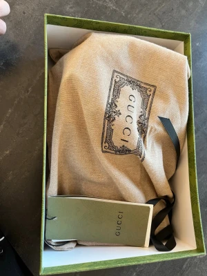 Gucci beige GG-mönstrad keps - Säljer en beige keps från Gucci Kepsen har justerbart band bak och är tillverkad i ett slitstarkt tyg med exklusiv känsla. Perfekt accessoar för dig som vill sticka ut.