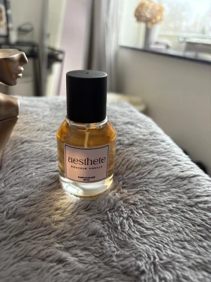 Aesthete Douceur Vanille 35 ml - Riktig god vanilj parfym som luktar identisk med Billie Eilish Eilish. Trendig parfym med stilren look. Flaskan innehåller 35 ml och passar perfekt för dig som vill ha något unikt i din samling. Perfekt storlek för väskan eller resan.