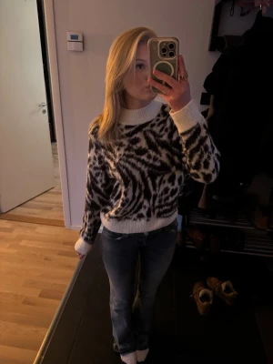 Stickad tröja - Jättefin zebramönstrad stickad tröja❣️Storlek S, men skulle säga att den passar XS mer. Lite nopprig.