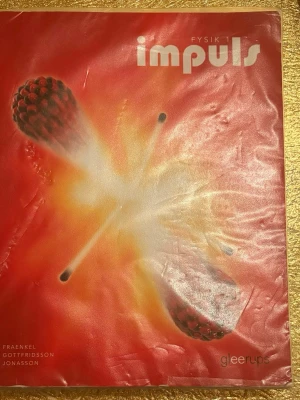 Impuls Fysik 1 Gleerups - Impuls Fysik 1 är en kursbok i fysik skriven av Lars Fraenkel, Daniel Gottfridsson och Ulf Jonasson. Boken har ett rött omslag med en grafisk illustration av partiklar och explosion. Perfekt för gymnasiets fysikkurs och utgiven av Gleerups. Har plast skydd på som skydd från skrapor och fukt 