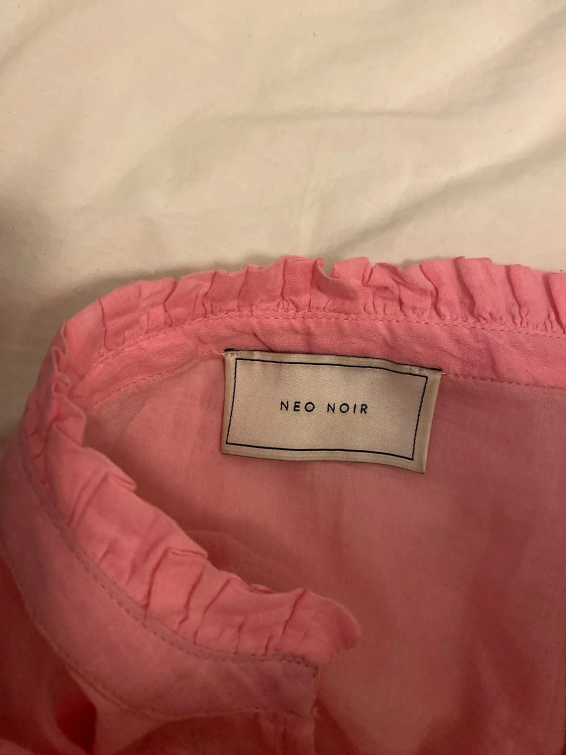 Rosa volangblus med spetsdetaljer - 2