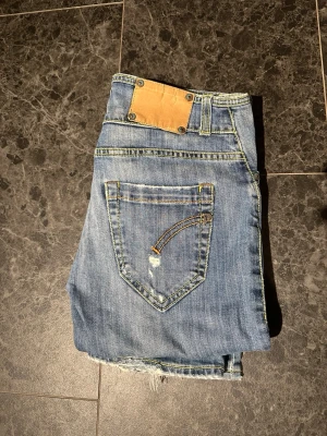 Dondup jeans med slitningar! - Tja! Säljer ett par feta jeans från märket Dondup, med snygga slitningar samt en snygg blå färg. Storleken är 29! Bara att höra av sig vid eventuella frågor.