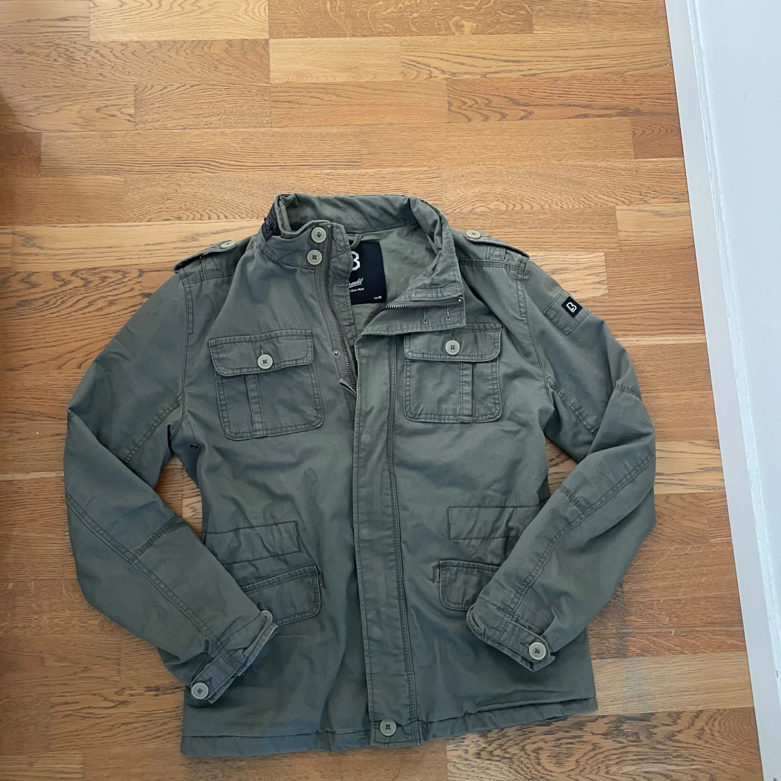 Olivgrön jacka från Brandit, storlek M