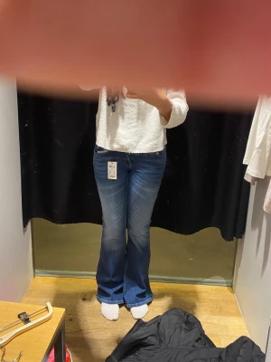 Blå bootcut jeans  - Säljer ett par blå bootcut jeans med utsvängda ben. Jeansen är från lager 157  Blaze star, De är knappt använda då de inte satt så bra på mig men as snygga 
