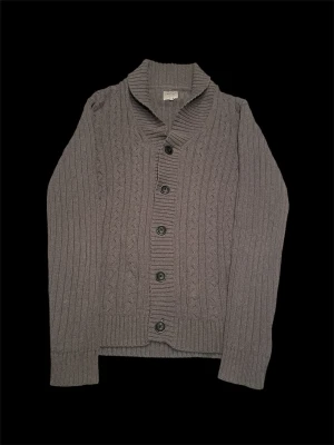 Dark grey cardigan - Selling a beautiful dark grey cardigan from the premium jack jones line. Its in flawless condition and is very stylish. Measurments: armpit width 53cm, full length 67cm, sleeve from shoulder 64cm