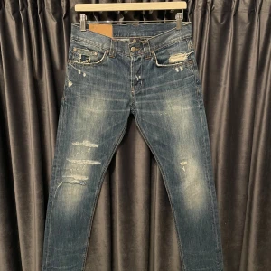 Dondup jeans - slim fit  - Dondup jeans - skick 9,5/10, otroligt bra skick - stl w30, men passar även w29, längd 32, alltså 29/32 - Modell: Mius, alltså slim fit! - Fetaste slitningarna ett par jeans kan ha, dondup + slitningar + slim fit! - hör av er vid frågor!