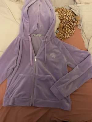 Ljuslila velour hoodie - Säljer en ljuslila zip hoodie i mjuk velour.