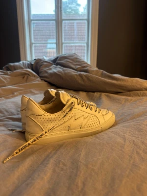 Vita sneakers från Zadig & Voltaire - Snygga vita sneakers från Zadig & Voltaire! Såklart använda men i fint skick. Köpta på NK. Storlek 38