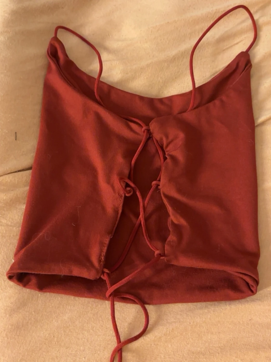 Röd croppad linnetopp med snörning - 1