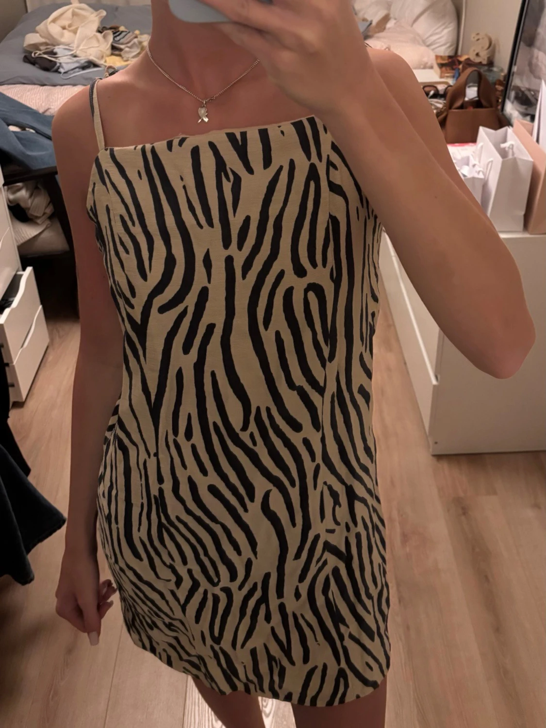 Beige zebramönstrad kortklänning