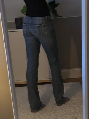 Blå bootcut jeans med låg midja - Snygga ljusblå jeans med bootcut passform och låg midja. Jag vet inte storlek men midjemått är 38cm och innerbenslängden är 84cm
