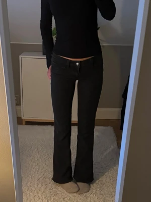 Svarta Lågmidjade bootcut jeans - Jättesnygga svarta Lågmidjade bootcut jeans från cheap Monday som inte används längre. Storlek w28 l32
