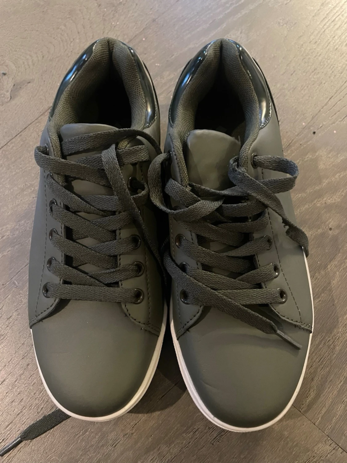 Gråa sneakers med vit sula - 4