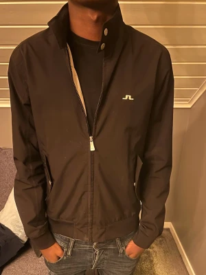 Vindjacka från J Lindberg  - Säljer en rix fet vindjacka från J Lindberg som passar perfekt till våren | Storlek: S | Lägnd på jack bäraren: 179 | Vikt på jack bäraren: 67kg | Hör av er för frågor😃