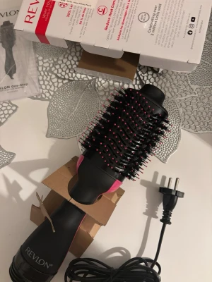 Revlon One-Step Volumizer hårborste - Säljer en svart/rosa Revlon Volumizer värmeborste. Perfekt för att styla och ge volym till håret/ sätta i papiljotter. Levereras i originalförpackning med alla tillbehör som medföljdes vid beställningen. Den är endast använd 3 gånger, så den är så gott som ny💕