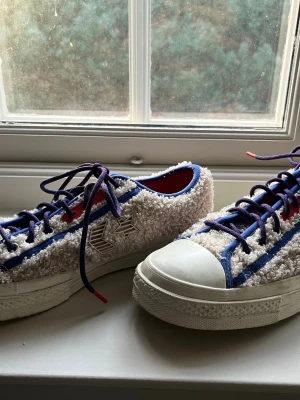 Converse player Ox Retro Sherpa white swan - Detta är ett par väldigt feta och unika skor för dig som vill ha ett lite extra till just din stil! Tyvärr har jag ingen låda då jag slängde den för ja inte trodde att jag skulle sälja! Stilen med dessa är lite slitna och lite märken!