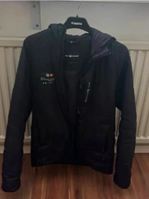 Sail racing jacka  - Tunnare dunjacka som passar perfekt för sport eller till hösten! Jackan är i väldigt gott skick och i stl S😋 säljer billigt för 600kr men 550kr vid snabb affär. Går inte att pruta länge än 550kr🐆