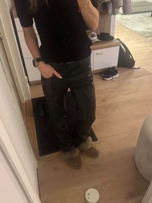 Svarta skinnbyxor från Bik Bok - Säljer ett par svarta skinnbyxor i mid waist o raka ben. Materialet känns mjukt och bekvämt o de sitter riktigt snyggt!