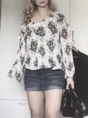 Vit blus med svart mönster - Snygg blus ifrån Zara. Använd 1 gång 