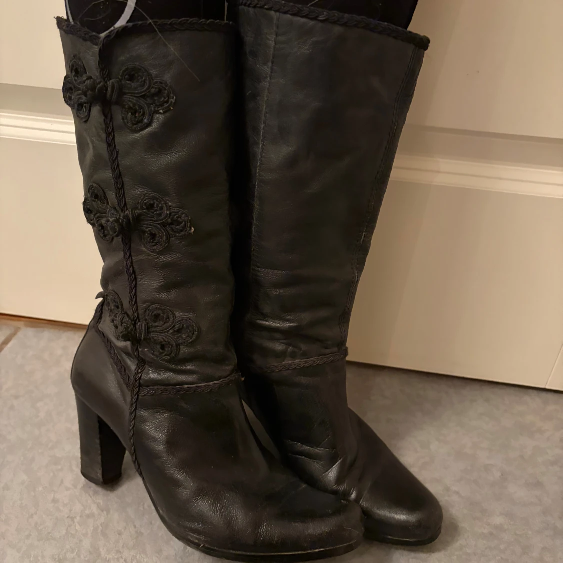 Svarta stövletter med klack och brodyr