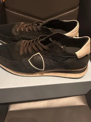 Svarta Phillips model sneakers  - Säljer ett par Phillipe model sneakers i 41 skorna är använda en del de är lite snea därbak men det går att fixa!! Priset kan diskuteras boxen kommer även med✅skriv gärna om ni vill ha mer bilder det är snabbt tagna