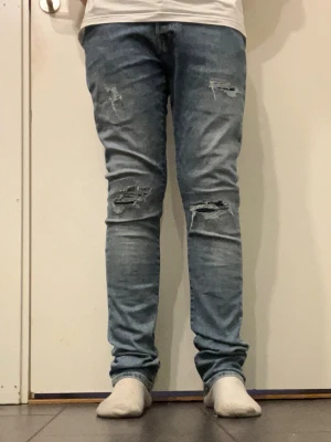W29 L32 - Säljer ett par blåa jeans med slitningar från Jack and Jones i modellen slim/glenn. Skick 9/10. Storlek: W29 L32. Hör av dig vid minsta fundering. Mvh