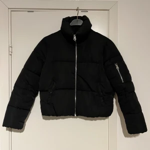 Bershka dunjacka strl M - Kort dunjacka från Bershka, strl M. Använd men i bra skick. Smått missfärgad vid krage och ficka men inget man tänker så mycket på i verkligheten 🌹