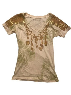 Cool sinful tröja❤️ - Super vacker sinful tröja med guldiga ditaljer och vingar på axlarna❤️