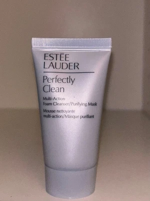 Estée Lauder Perfectly Clean 30ml - Helt ny mini ansiktstvätt/Mask från Estée Lauder. Liten förpackning som är 30ml och kan tas med på ex. flyg osv. Säljer pågrund av ingen användning och är helt oöppnad. För normal hud💕 Via frågor skriv privat🙏🏼