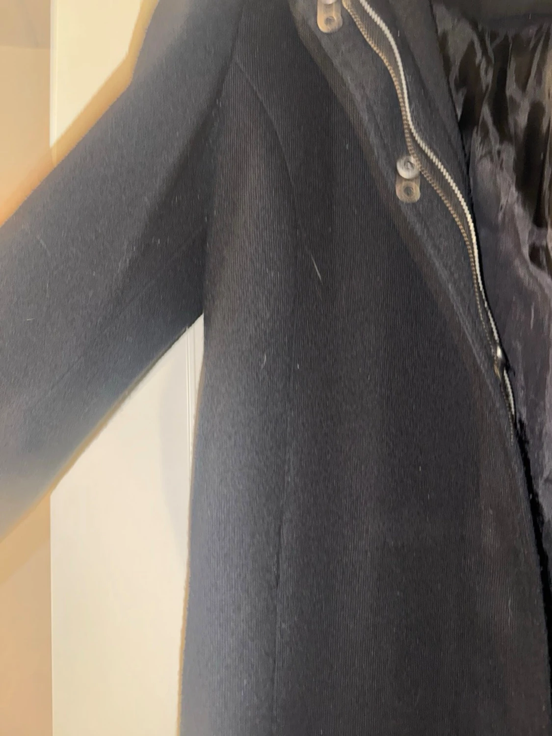 Svart ullkappa med huva  - 1