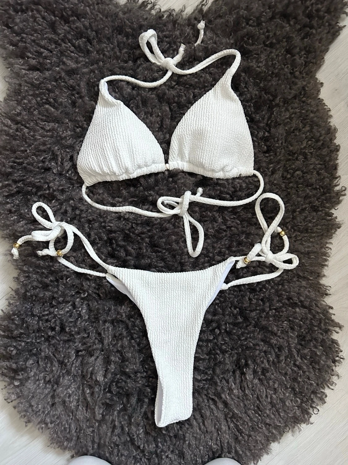 Vit ribbad bikini med knytband