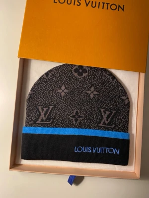 Lvmössa monogram blå  - Väldigt fin helt ny med tags kartongen följer ej med!