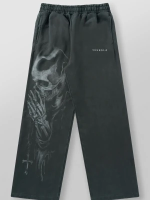 Youngla Divine Sweats  - Svarta mjukisbyxor från YoungLA med bred passform och elastisk midja. Snyggt tryck av en dödskalle med händer i bön och ett kors på vänster ben. Diskret YoungLA-logga på höger sida. 