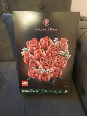 LEGO Bouquet of Roses 10328 - Säljer ett LEGO-set från Botanicals-serien, Bouquet of Roses, modellnummer 10328. Setet innehåller 822 delar och bygger en bukett med röda rosor och vita detaljer. Perfekt som dekoration eller present till någon som gillar blommor och byggsatser.(inte öppnad en endaste gång)📍