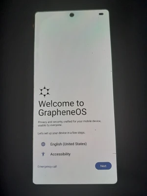 Vit Google Pixel 7 med GrapheneOS - Snygg vit Google Pixel 7 med GrapheneOS installerat för extra säkerhet och integritet. Telefonen har en stilren design med en matt glasbaksida och en bred kameramodul i metall. Perfekt för dig som vill ha en snabb och säker Android-upplevelse.