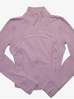 Ljusrosa define jacket Lululemon - Ljusrosa super trendig cropped define jacket i storlek 4 från Lululemon. Använd max 5 gånger och är i mycket fint skick. 🩷 Figurnära passform med stretch som ger en snygg form. Redo för en ny ägare✨