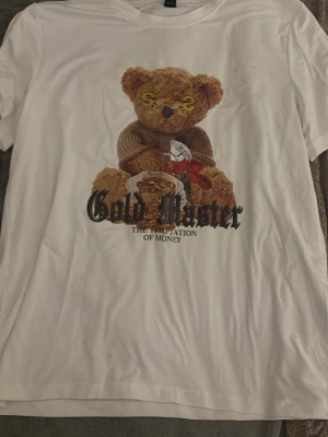 Vit t-shirt med björntryck Gold Master - Söt over-sized T-shirt. Som knappt är använd 