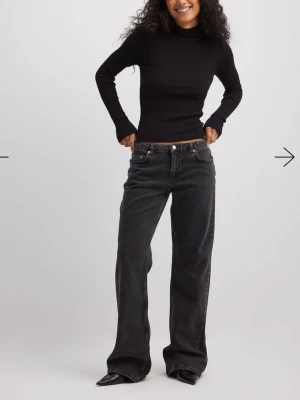 Svart/grå wide jeans från NA-KD - Säljer ett par NA-KD jeans med låg midja och vida ben. Jeansen är i storlek 38 och har en snygg grå/svart tvätt Perfekta för dig som gillar en avslappnad och trendig look. Köpta för 699kr och säljer de för 500kr då de är använda väldigt fåtal gånger.