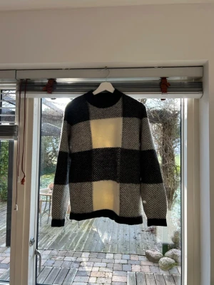 Stickad tröja Mango - Säljer en helt ny stickad tröja från mango med coolt mönster. Tröjan är inte använd och är alltså i nyskick. Hör av er vid eventuella frågor.