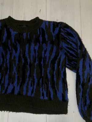 As snygg stickad tröja från Topshop - Snygg stickad tröja från Topshop i svart och blått med ett djurmönster-inspirerat print. Perfekt för dig som vill sticka ut lite extra i höst och vinter. Super söt och med ett zebra mönster 