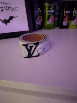 Vit bälte - Säljer ett vitt bälte i bra skick 90cm långt